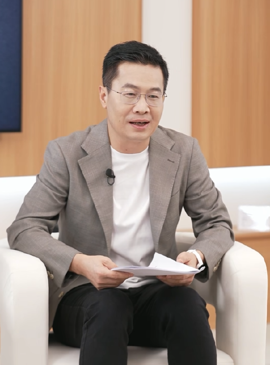 壹策略 卢伟冰谈小米对标苹果：有些地方有差距，但有些已经领先